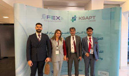 طالبة من قسم العلوم الطبية الحيوية تؤدي الامتحان التمهيدي للمسابقة العربية لعلم السموم في مركز السموم بالدمام