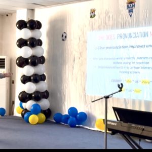 طلبة من قسم اللغة الإنجليزية يعززون مهارات النطق في مدرسة بان الثانوية عبر الألعاب