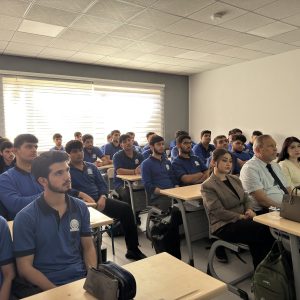 طلبة من قسم الإعلام يطلعون طلاب إحدى المدارس على الذكاء الاصطناعي