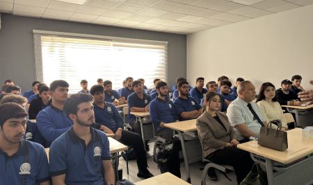 طلبة من قسم الإعلام يطلعون طلاب إحدى المدارس على الذكاء الاصطناعي