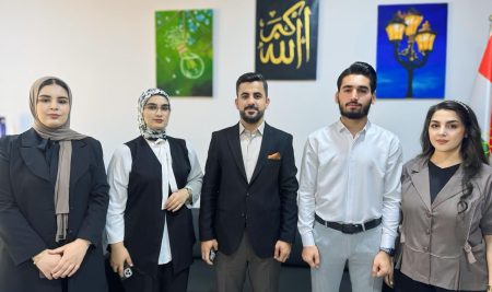 فێرخوازانى بەشى شیکارى کیمیایی پزیشکى لە قوتابخانەیەک باس لە زیانەکانى جگەرکێشان دەکەن