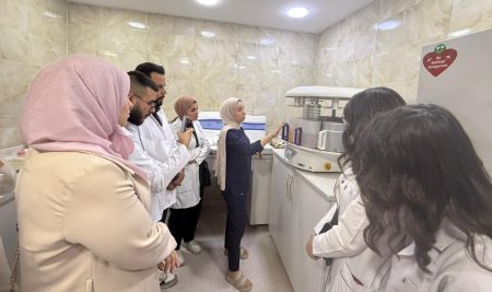 فێرخوازانى بەشى شیکاری کیمیایی پزیشکی لە تاقیگەی هیستۆپاتۆلۆژی نەخۆشخانەی نێودەوڵەتی هەولێر ڕاهێنان دەکەن