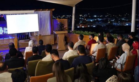 طلبة من كلية طب الأسنان يشاركون في ندوة “تشخيص حالات أمراض اللثة باحترافية” في مركز أدفانسد دنت