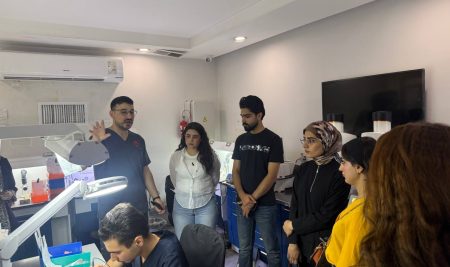طلبة قسم تقنيات الأسنان يزورون مختبر ماستر بيس لصناعة الأسنان