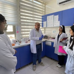 طلبة من قسم العلوم الطبية الحيوية يزورون المختبر بايو في أربيل
