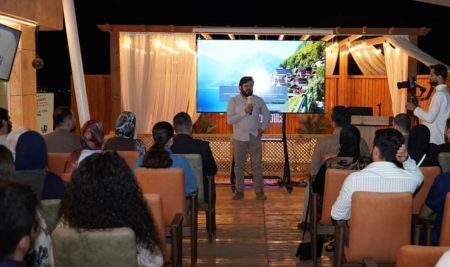 طلبة من كلية طب الأسنان يشاركون في دورة تدريبية متخصصة في طب الأسنان
