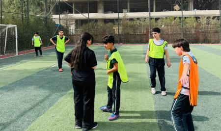 طلبة من التربية البدنية وعلوم الرياضة يبدأون تدريباتهم الميدانية في المدارس