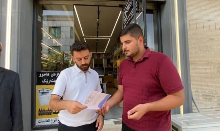 طلبة من قسم اللغة الإنجليزية ينفذون حملة توعوية حول التعليم الرقمي والثقافة الرقمية للذكاء الاصطناعي