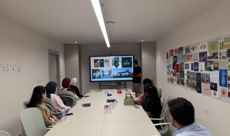 طلبة من قسم التصميم الجرافيكي يقومون بزيارة علمية لوكالة “Whitespace Agency”