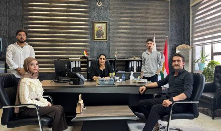 طلبة من قسم علوم الحاسبات ينقلون خبراتهم في مجال التجارة الإلكترونية إلى الأجيال القادمة