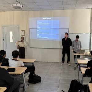 فێرخوازانى بەشى زانستی کۆمپیوتەر باس بازرگانیی ئەلیکترۆنی (E-commerce)  دەکەن