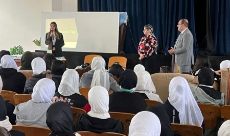 وفد من قسم إدارة الأعمال ينظم زيارة توعوية وتثقيفية لمدرسة النصر للمتميزات