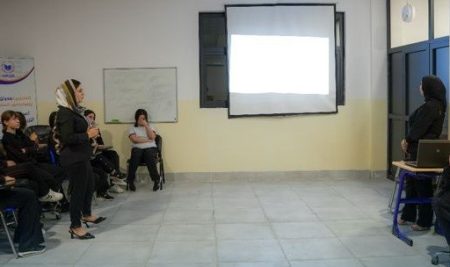 فێرخوازێکى بەشی مایکرۆبایۆلۆجى پزیشکی هۆشیاری تەندروستی لەبارەى نەخۆشییەکانی زستان لە قوتابخانەی هەولێرى تایبەت بڵاودەکاتەوە