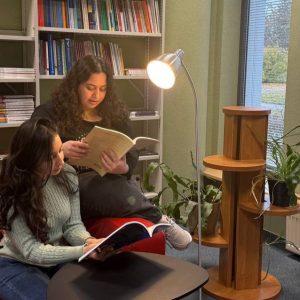 فێرخوازانی زانکۆی جیهان-هەولێر لە پۆڵەندا کتێبخانەی ناوەندی لۆدز بەسەردەکەنەوە