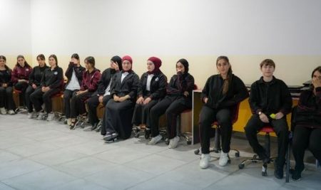 طالبة من قسم الأحياء المجهرية الطبية تُثير الوعي الصحي حول أمراض الشتاء في مدرسة أربيل الخاصة