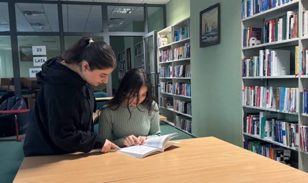 طالبات من جامعة جيهان – أربيل يزورن المكتبة المركزية في لودز ببولندا