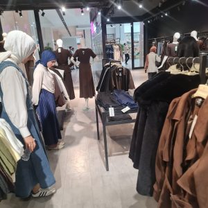 زيارة علمية ميدانية لطلبة من قسم هندسة التصميم الداخلي إلى المتاجر التجارية في “ماجدي مول”