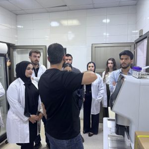 فێرخوازانی بەشی شیکاری تاقیگەى پزیشکی سەردانی تاقیگەی نەخۆشخانەی شار لە هەولێر دەکەن