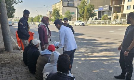 قسم الإدارة العامة ينظم نشاطًا تطوعيًا لتوزيع وجبات غذائية في أربيل