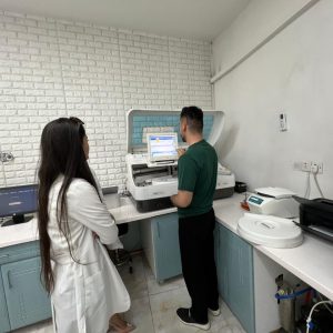 طلبة من قسم الأحياء المجهرية الطبية يجرون تدريباً عملياً في مختبر فلوريا