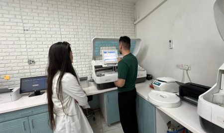 طلبة من قسم الأحياء المجهرية الطبية يجرون تدريباً عملياً في مختبر فلوريا