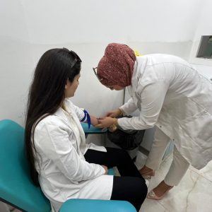 فێرخوازانى بەشی مایکرۆبایۆلۆجی پزیشکی لە تاقیگەی فلۆریا بەشدارى لە ڕاهێنانێکدا دەکەن