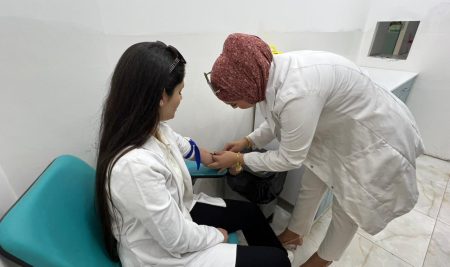 فێرخوازانى بەشی مایکرۆبایۆلۆجی پزیشکی لە تاقیگەی فلۆریا بەشدارى لە ڕاهێنانێکدا دەکەن