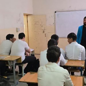 فێرخوازێکى بەشی یاسا لە یەکێک لە قوتابخانە ئامادەییەکانی هەولێر باس لە پرۆسەى دیموکراسى و هەڵبژاردن دەکات