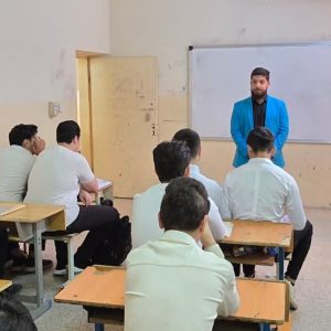 طالب في قسم القانون يقدم محاضرة توعوية في إحدى مدارس أربيل الثانوية