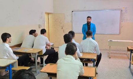 طالب في قسم القانون يقدم محاضرة توعوية في إحدى مدارس أربيل الثانوية