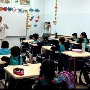 فێرخوازانی بەشی زمانی ئینگلیزی لە قوتابخانەى جیهانی نێودەوڵەتیی بنەڕەتی چالاکیەک ئەنجام دەدەن