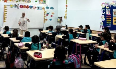 فێرخوازانی بەشی زمانی ئینگلیزی لە قوتابخانەى جیهانی نێودەوڵەتیی بنەڕەتی چالاکیەک ئەنجام دەدەن