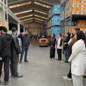 طلبة العلوم الطبية الحيوية يكتسبون خبرة صناعية خلال زيارتهم لمصنع ئالين