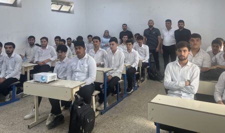 طالبة من قسم الاحياء المجهرية الطبية تُثري وعي طلبة ثانوية بيجاني بالوقاية من عدوى الجهاز التنفسي