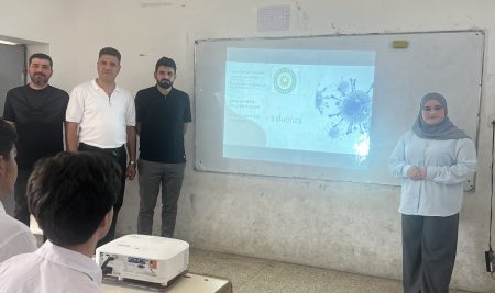 فێرخوازێکى بەشی مایکرۆبایۆلۆجى پزیشکی لە ئامادەیی بێجانى کوڕان، باسى لە چۆنیەتى خۆپارێزی لە هەوکردنەکانی کۆئەندامی هەناسە کرد