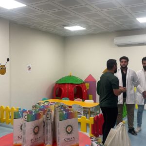 فێرخوازانی بەشی مایکرۆبایۆلۆجی پزیشکی هیوا و دڵخۆشی دەبەخشنە منداڵانی نەخۆشخانەی نانەکەلی