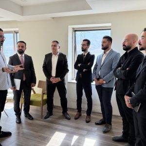 فێرخوازانی بەشی ڕاگەیاندن دامەزراوەى میدیای دیجیتاڵى گاڤ تیڤی بەسەردەكەنەوە