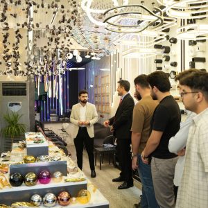 طلبة قسم الهندسة المعمارية يزورون شركة مودرن باور للإضاءة لاستكشاف تقنيات الإضاءة الحديثة