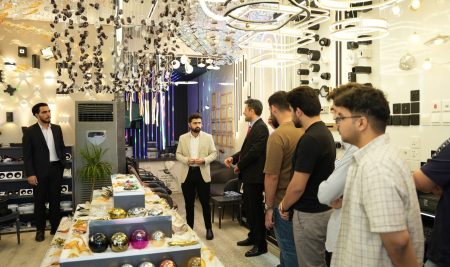 طلبة قسم الهندسة المعمارية يزورون شركة مودرن باور للإضاءة لاستكشاف تقنيات الإضاءة الحديثة