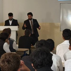 فیرخوازێکی بەشی یاسا لە لە قوتابخانەیەکى هەولێر باسى خراپ بەکارهێنانی ئامێرەکانی پەیوەندیکردن و هەڕەشەکردن دەکات