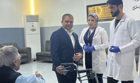 طلبة التحليلات الكيميائية الحياتية الطبية يقدمون فحوصات صحية وتوعية في دار رعاية المسنين