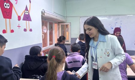 فێرخوازانی بەشی شیکاریی کیمیایى پزیشکی چالاکییەکی زانستی و تەندروستی لە قوتابخانەی نیوى بنەڕەتیی عەرەبی ئەنجام دەدەن