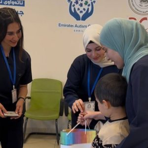 طلبة من قسم العلوم الطبية الحيوية يشاركون في تدريب لدعم الأطفال المصابين بالتوحّد في المركز الأماراتي للتوحّد