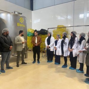 فێرخوازانی بەشی بایۆمیدیکاڵ لە کارگەی (بانۆ) بۆ بەرهەمهێنانی ڕۆن بەشداری لە مەشقێک دەکەن