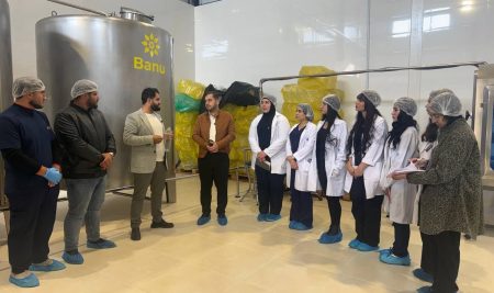 طلبة من قسم العلوم الطبية الحيوية يخوضون تدريباً عملياً في مصنع بانو لإنتاج الزيوت