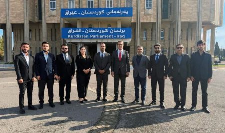 فێرخوازانى بەشی پەیوەندییە نێودەوڵەتیەكان و دبلۆماسی لە زانکۆی جیهان-هەولێر سەردانى پەرلەمانی كوردستان دەکەن