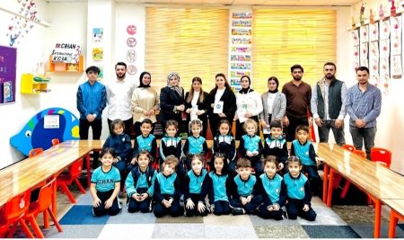 فێرخوازانی بەشی زمانی ئینگلیزی چاودێریی گەشەی زمانیی منداڵانی باخچەی ساوایان دەکەن