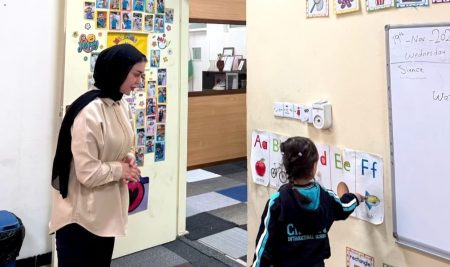 طلبة من قسم اللغة الإنجليزية يتابعون ميدانياً التطور اللغوي لأطفال روضة جيهان