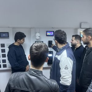 طلبة في قسم هندسة البرمجيات والمعلوماتية يزورون شركة كلين إنرجي للطاقة الشمسية