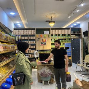 فێرخوازانی بەشی مایکرۆبایۆلۆجی پزیشکی هەڵمەتێکی هۆشیاری دەربارەی شێرپەنجەی سییەکان لە بازاڕی هەولێر ئەنجام دەدەن